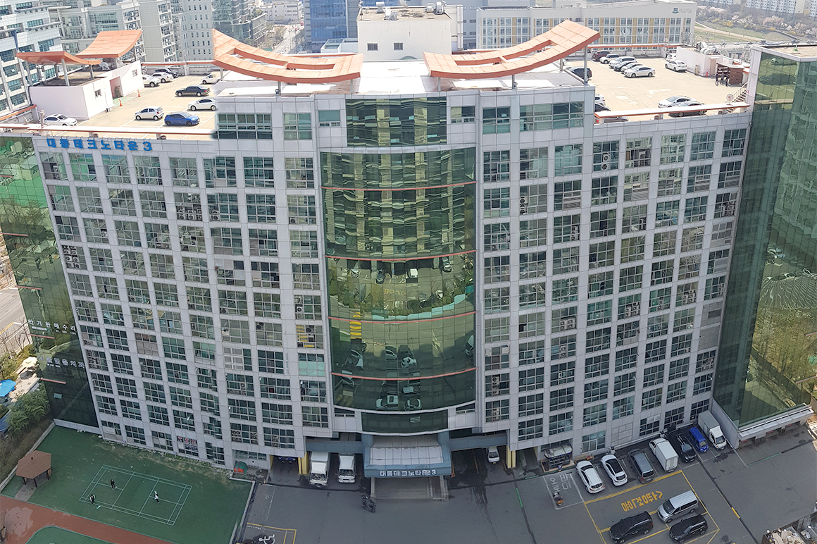 금천구 가산 디지털밸리 한 건물의 팬트하우스에 있습니다.